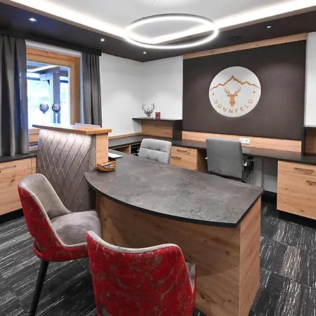 Hotel & Destillerie Sonnfeld فندق