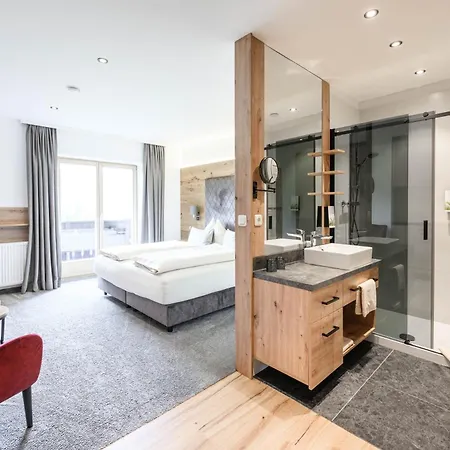 Hotel & Destillerie Sonnfeld فندق 4*
