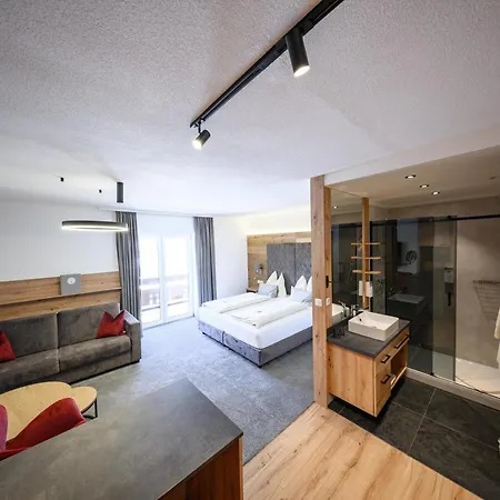 Hotel & Destillerie Sonnfeld فندق